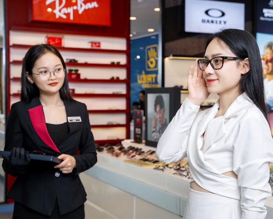 Đi cắt kính cận TPHCM 2025: Bật mí kinh nghiệm A-Z cho người mới (4) Bạn nên nhờ nhân viên tư vấn trong quá trình lựa chọn gọng kính