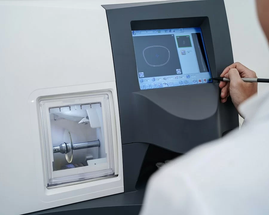 Đi cắt kính cận TPHCM 2025: Bật mí kinh nghiệm A-Z cho người mới (5) Quy trình cắt kính cận tại Hải Triều được thực hiện bằng hệ thống máy móc hiện đại