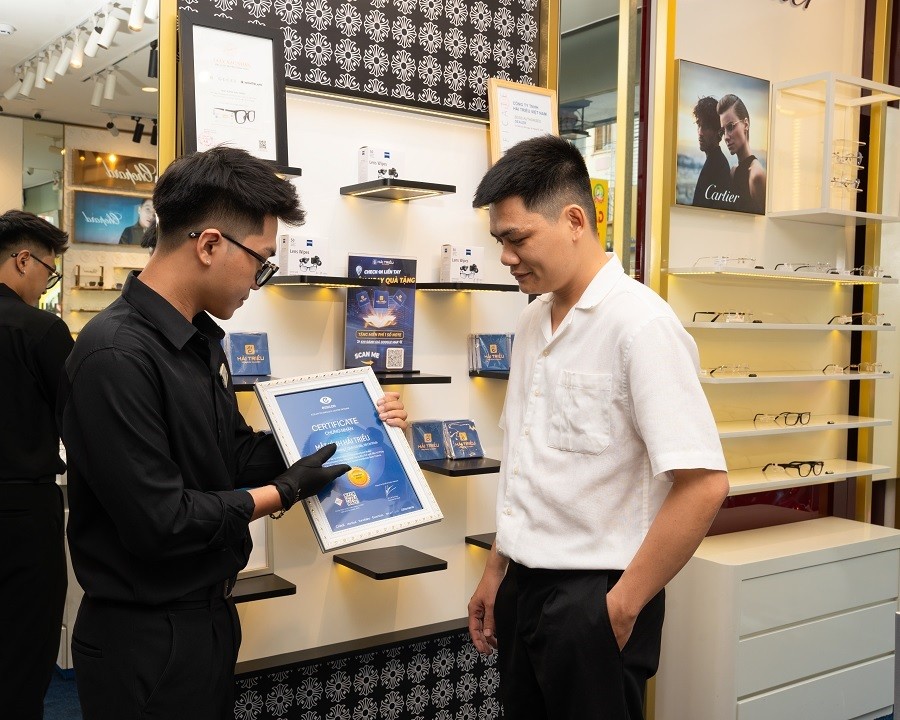 Đi cắt kính cận TPHCM 2025: Bật mí kinh nghiệm A-Z cho người mới (6) Kính Hải Triều là đại lý chính hãng ủy quyền của nhiều thương hiệu lớn trên thế giới