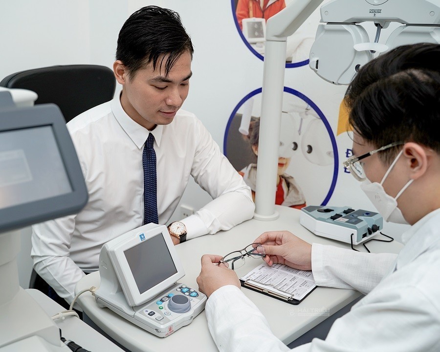 Đo khúc xạ mắt là gì? Bật mí bí quyết từ A-Z cho người mới (3) Bước 1: Kiểm tra bệnh sử/nhu cầu