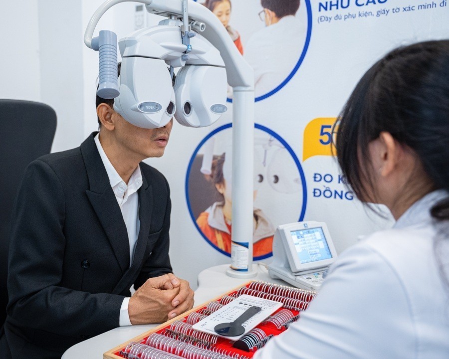 Máy đo khúc xạ mắt có chính xác không? Ưu và nhược điểm (3) Đo khúc xạ mắt bằng máy đảm bảo độ chính xác và nhanh chóng