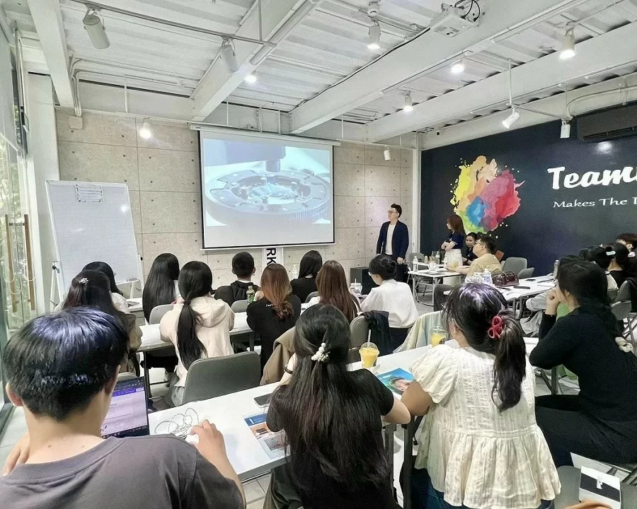 Máy đo khúc xạ mắt có chính xác không? Ưu và nhược điểm (4) Buổi đào tạo của Rodenstock cho nhân viên Hải Triều