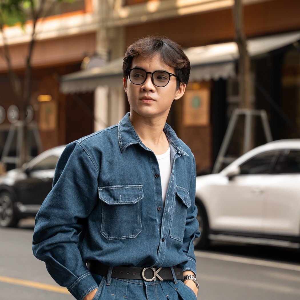 Gọng kính nên có màu sắc tương đồng với màu của tròng kính khi chuyển
