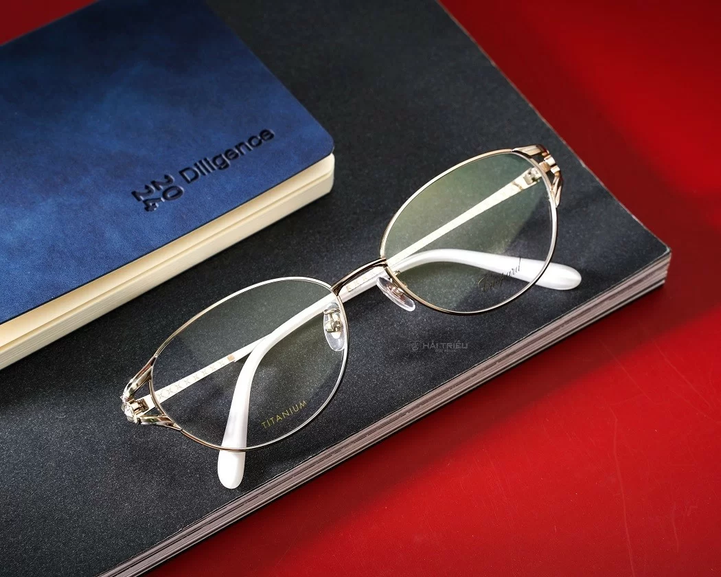 Titanium là một trong những chất liệu siêu nhẹ trong ngành sản xuất mắt kính