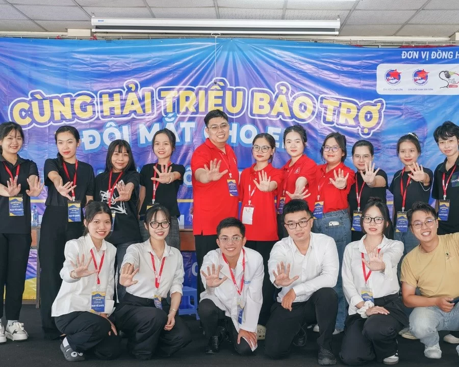 Kỳ 6: Series “ Những đôi mắt bị bỏ quên” - Câu chuyện tại Làng May Mắn (8) Gần 30 trái tim nhiệt huyết của đội ngũ Kính Hải Triều tại buổi thiện nguyện