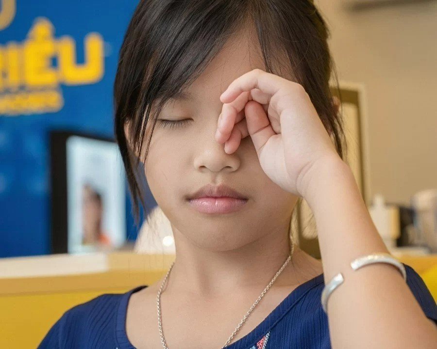 Cận thị có di truyền không? Những điều cần biết về cận thị (3) Trẻ thường xuyên dụi mắt là dấu hiệu của cận thị