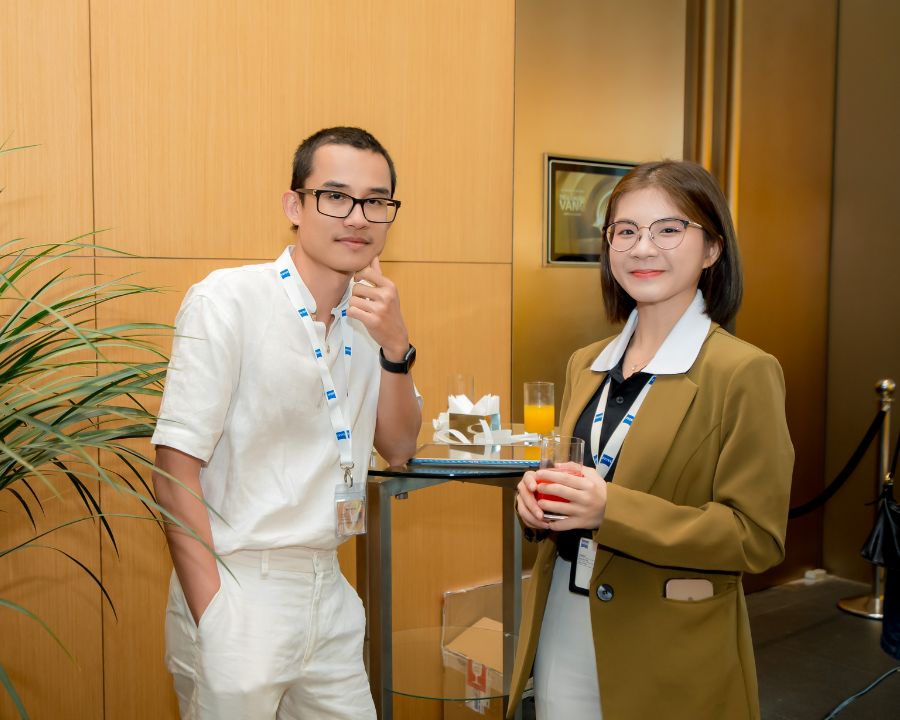 Kính Hải Triều đạt chứng nhận “Certified ZEISS Partner" năm 2025 (2) CMO Kính Hải Triều trong buổi tham dự sự kiện Tiêu Chuẩn Vàng của Zeiss
