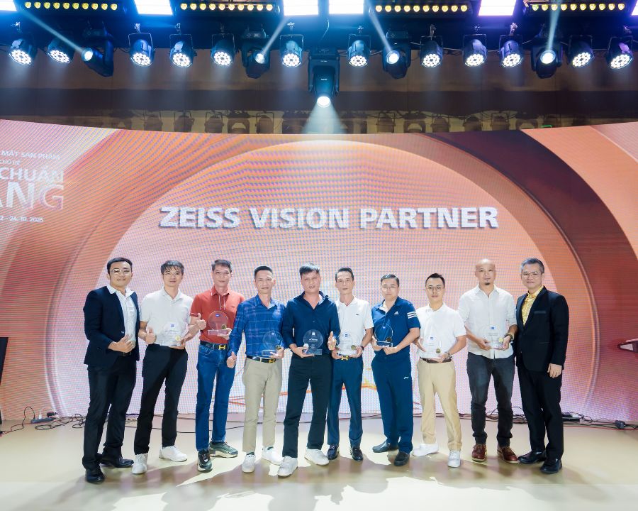 Kính Hải Triều đạt chứng nhận “Certified ZEISS Partner" năm 2025 (6) CEO Đặng Thanh Hải vinh dự nhận chứng nhận từ Zeiss