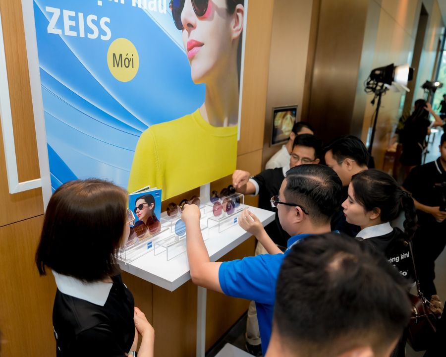Kính Hải Triều đạt chứng nhận “Certified ZEISS Partner" năm 2025 (3) CEO trực tiếp trải nghiệmm sản phẩm công nghệ cao từ Zeiss