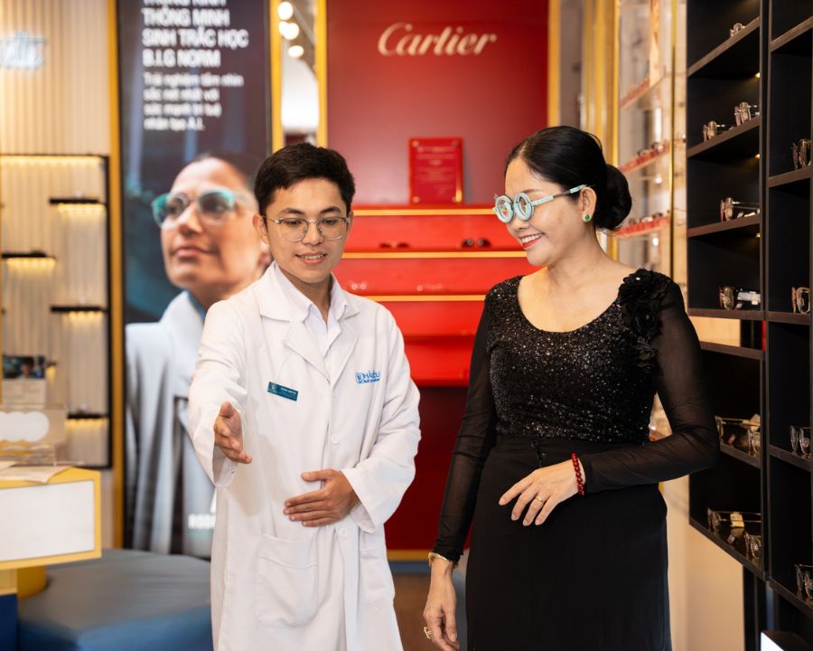 Kính Hải Triều đạt chứng nhận “Certified ZEISS Partner" năm 2025 (7) Kỹ thuật viên chăm sóc khách hàng 1-1 trong suốt quá trình tư vấn