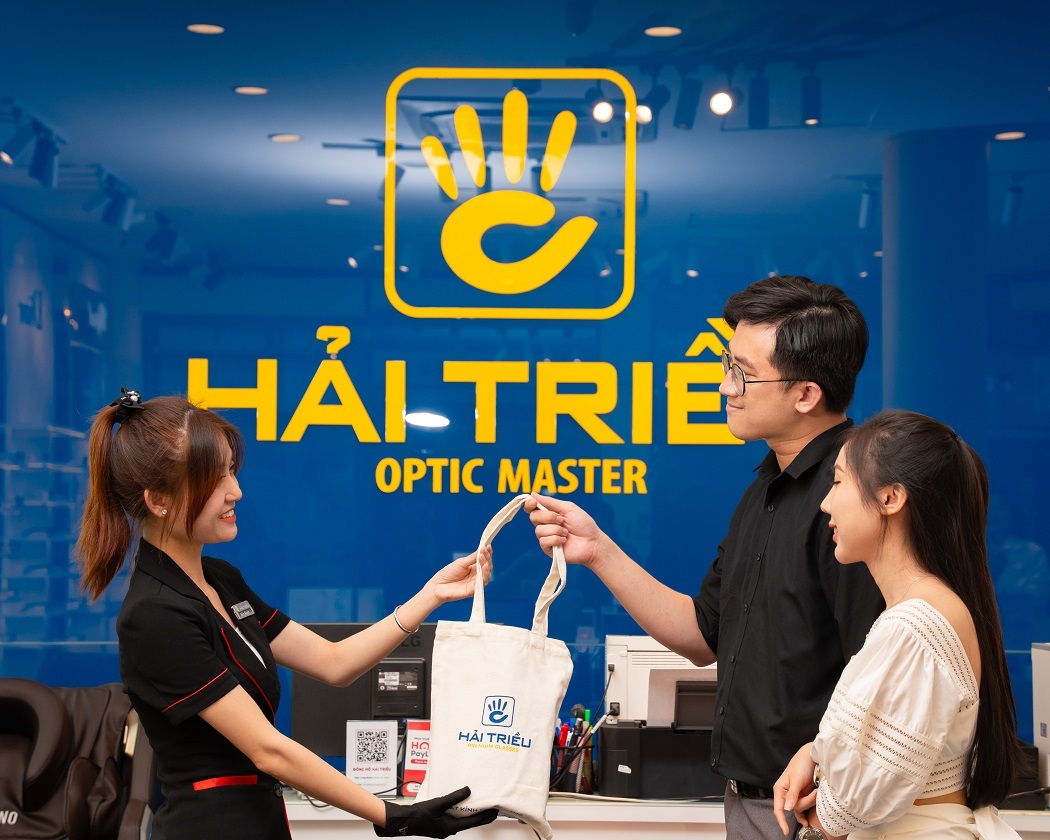 Khách hàng mua sắm tại Hải Triều