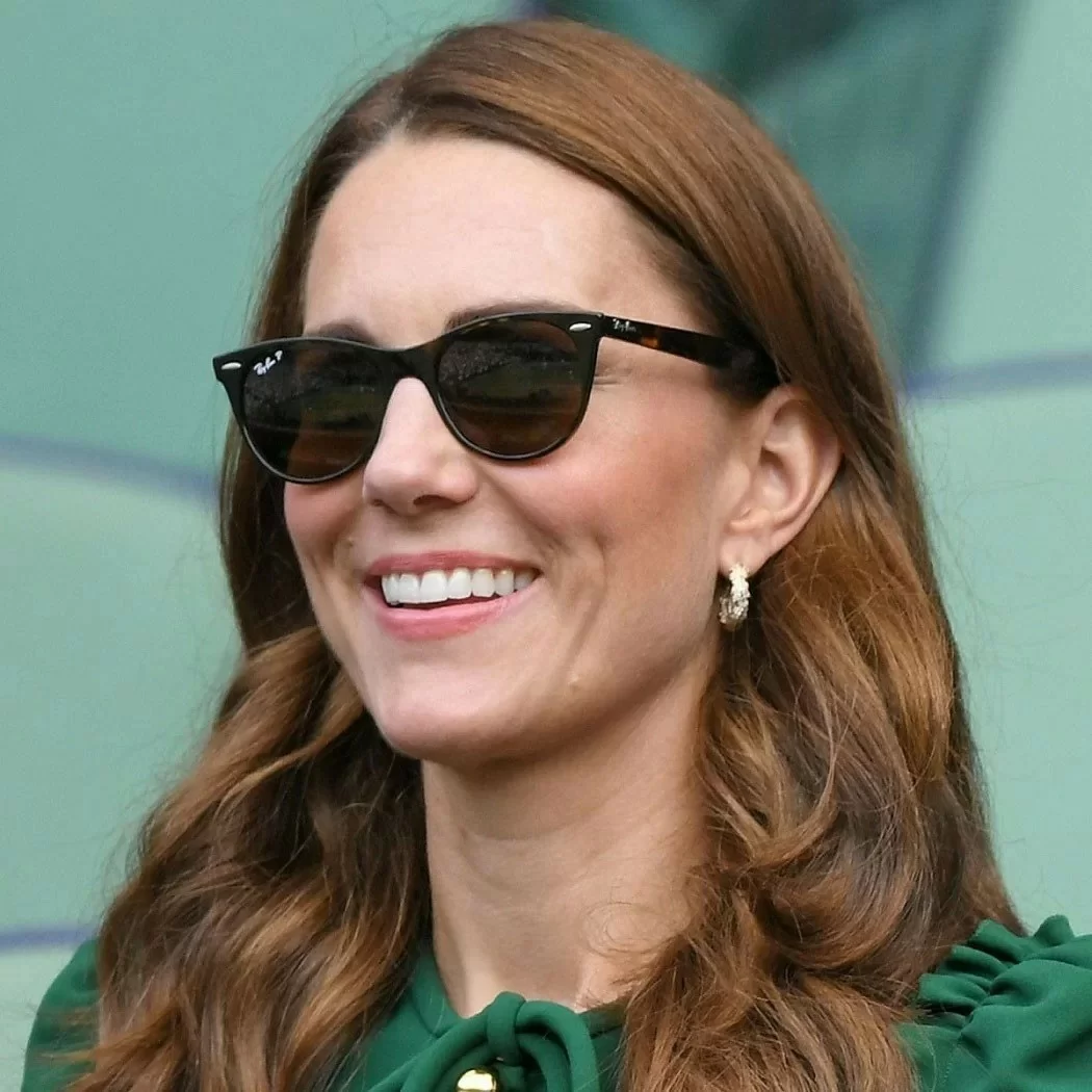 Công nương Kate hiện diện cùng mẫu kính RayBan