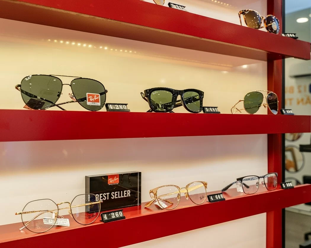 Tủ trưng bày thương hiệu RayBan tại Hải Triều