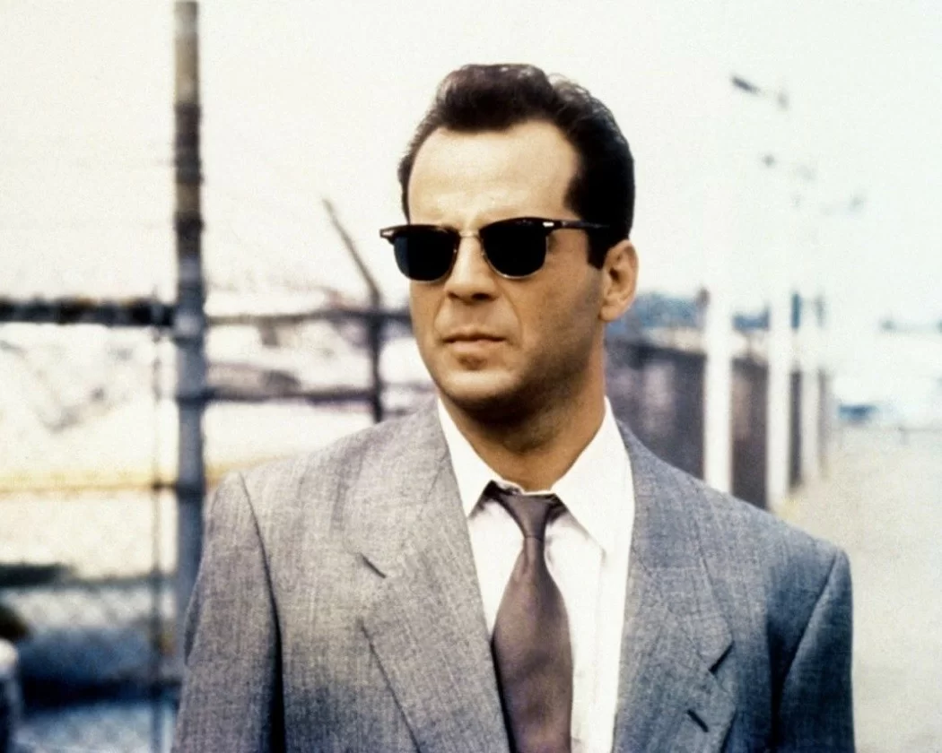 Nam diễn viên Bruce Willis xuất hiện cùng kính Browline