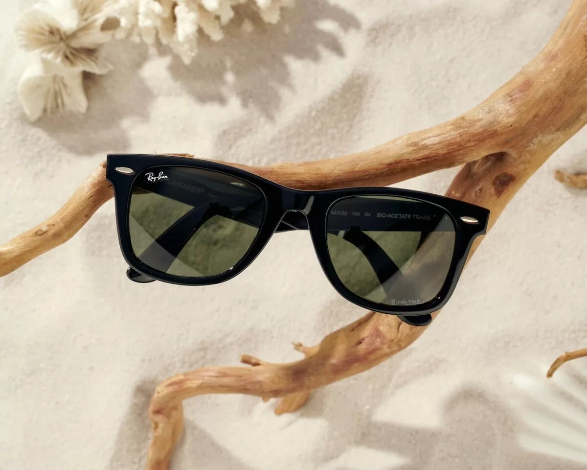 Chất liệu acetate trên kính RayBan Wayfarer cũng thu hút những người tìm kiếm các sản phẩm với độ bền cao