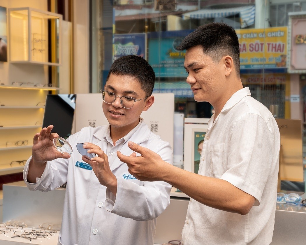 Tròng đổi màu xanh phù hợp với người trẻ năng động