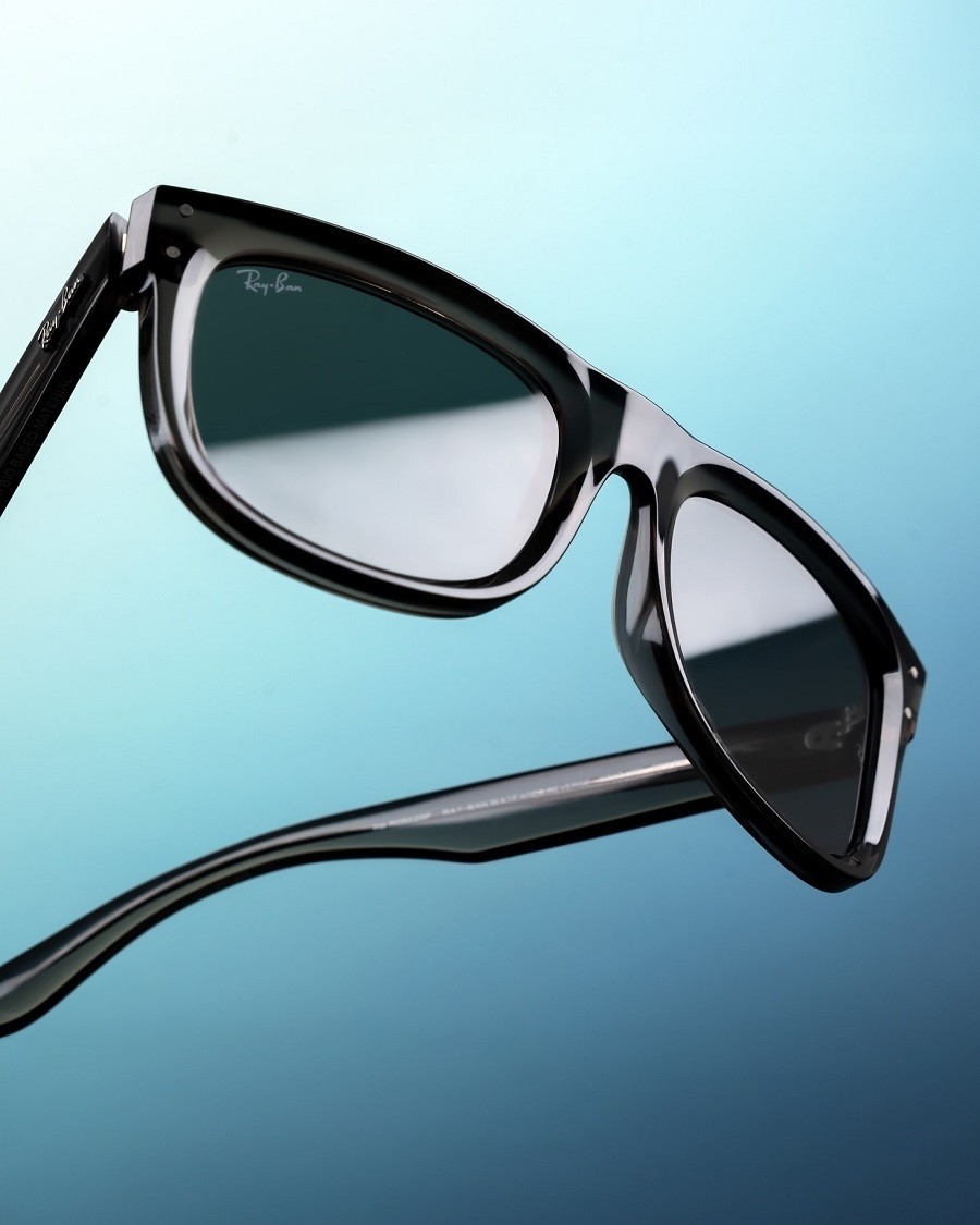 10 cách phân biệt kính RayBan chính hãng: Chia sẻ từ chuyên gia (3) Về mặt kính RayBan chính hãng có chất lượng hoàn thiện cao cấp