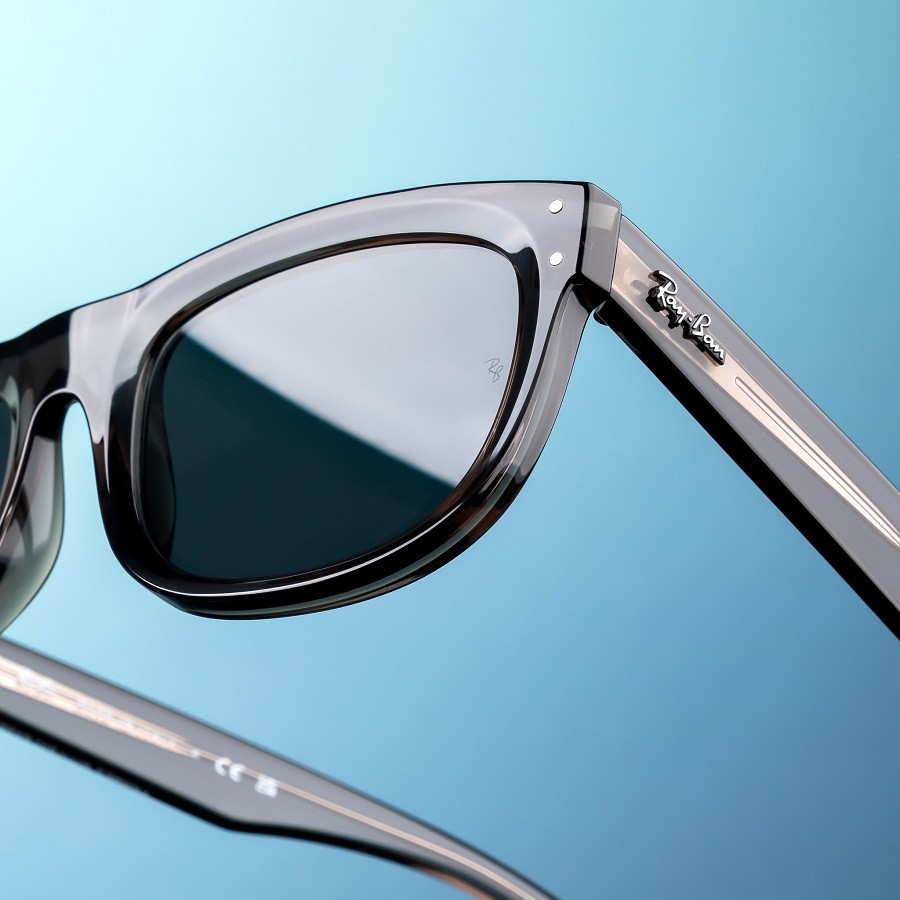 10 cách phân biệt kính RayBan chính hãng: Chia sẻ từ chuyên gia (5) Kiểm tra các gớp nối cũng là cách đơn giản để nhận biết hàng chính hãng.