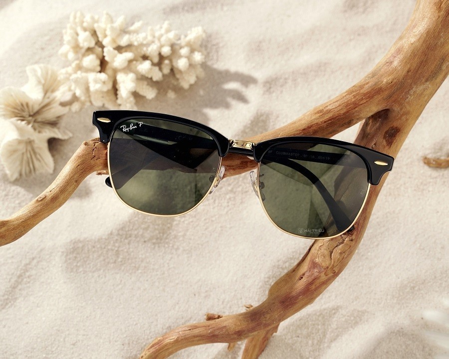 10 cách phân biệt kính RayBan chính hãng: Chia sẻ từ chuyên gia (7) Logo RayBan xuất hiện trên góc trái tròng kính đối với các sản phẩm chính hãng