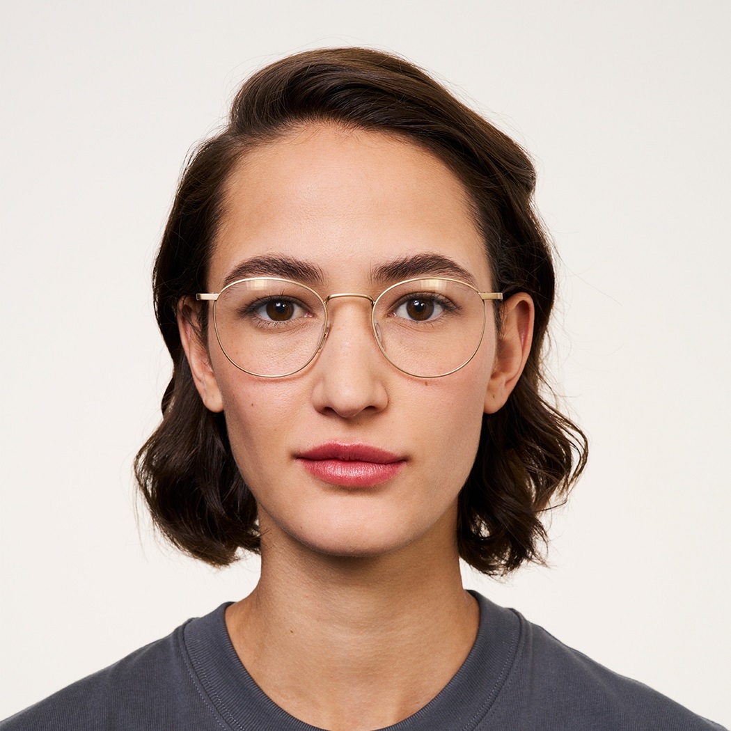 Lựa chọn gọng kính cho người có tông da ấm