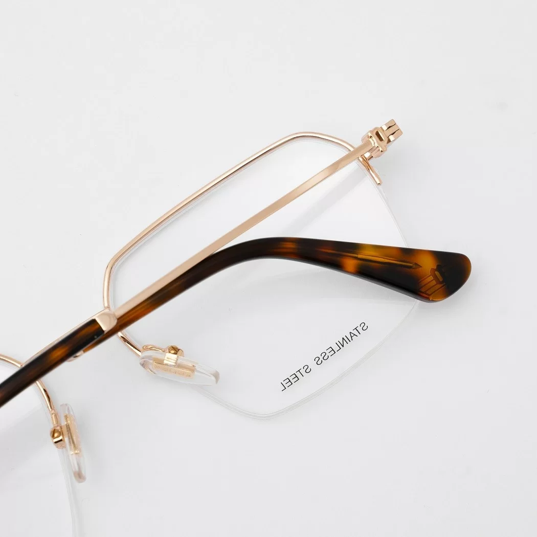 Acetate có những đặc tính mà nhựa đúc không thể sao chép