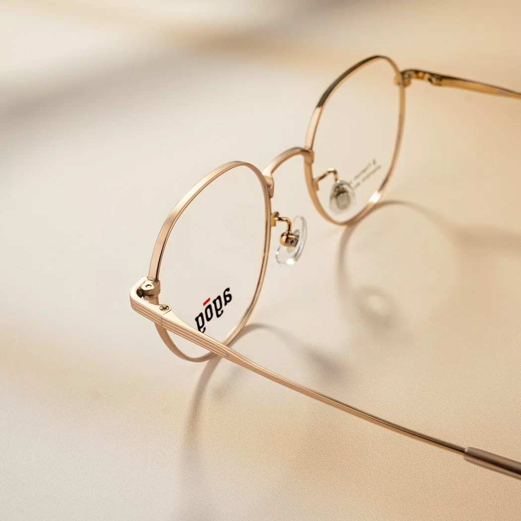 Gọng kính kim loại tạo ra những đường nét mềm mại