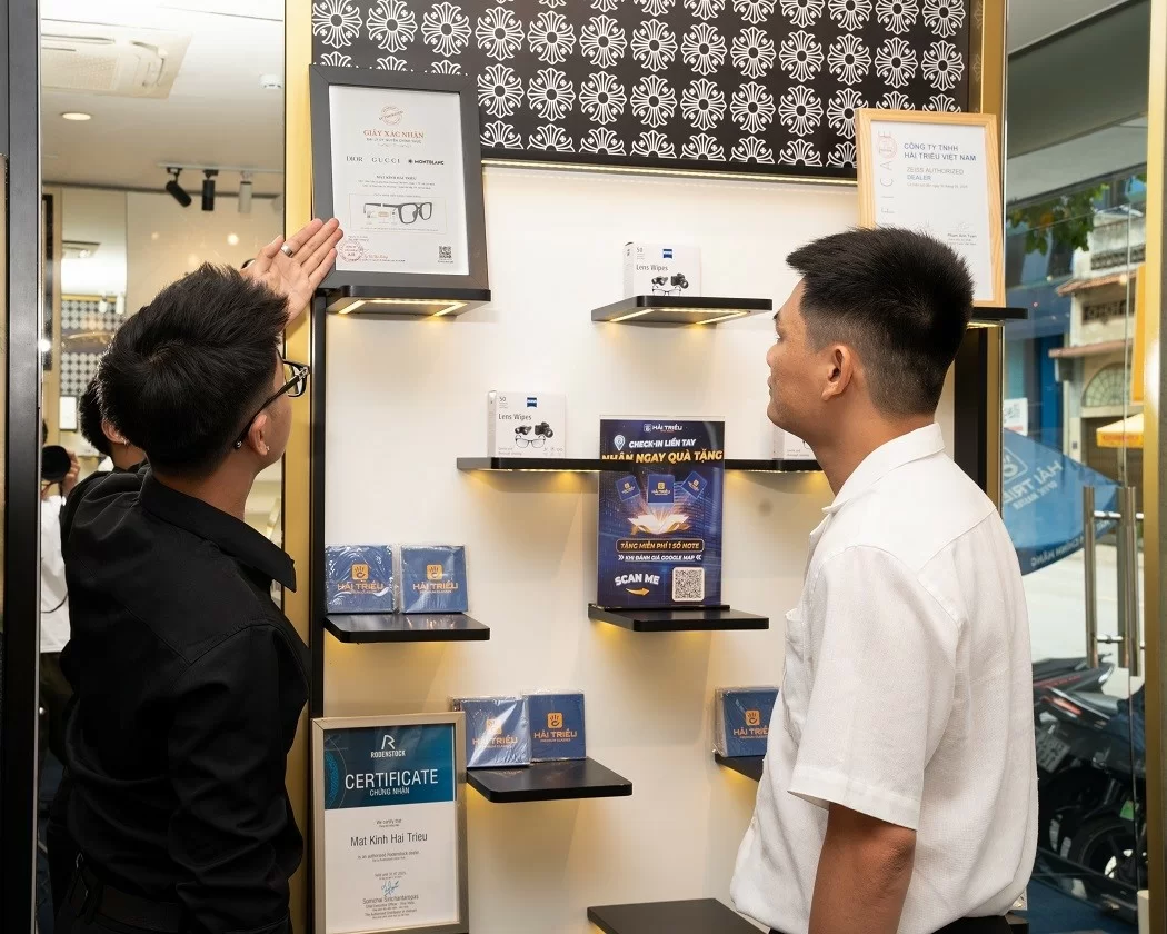 Không gian trưng bày giấy chứng nhận tại showroom Kính Hải Triều