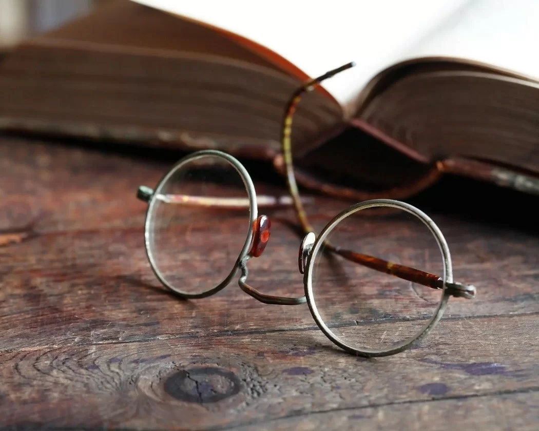 Gọng kim loại có nguồn gốc từ thế kỷ 18