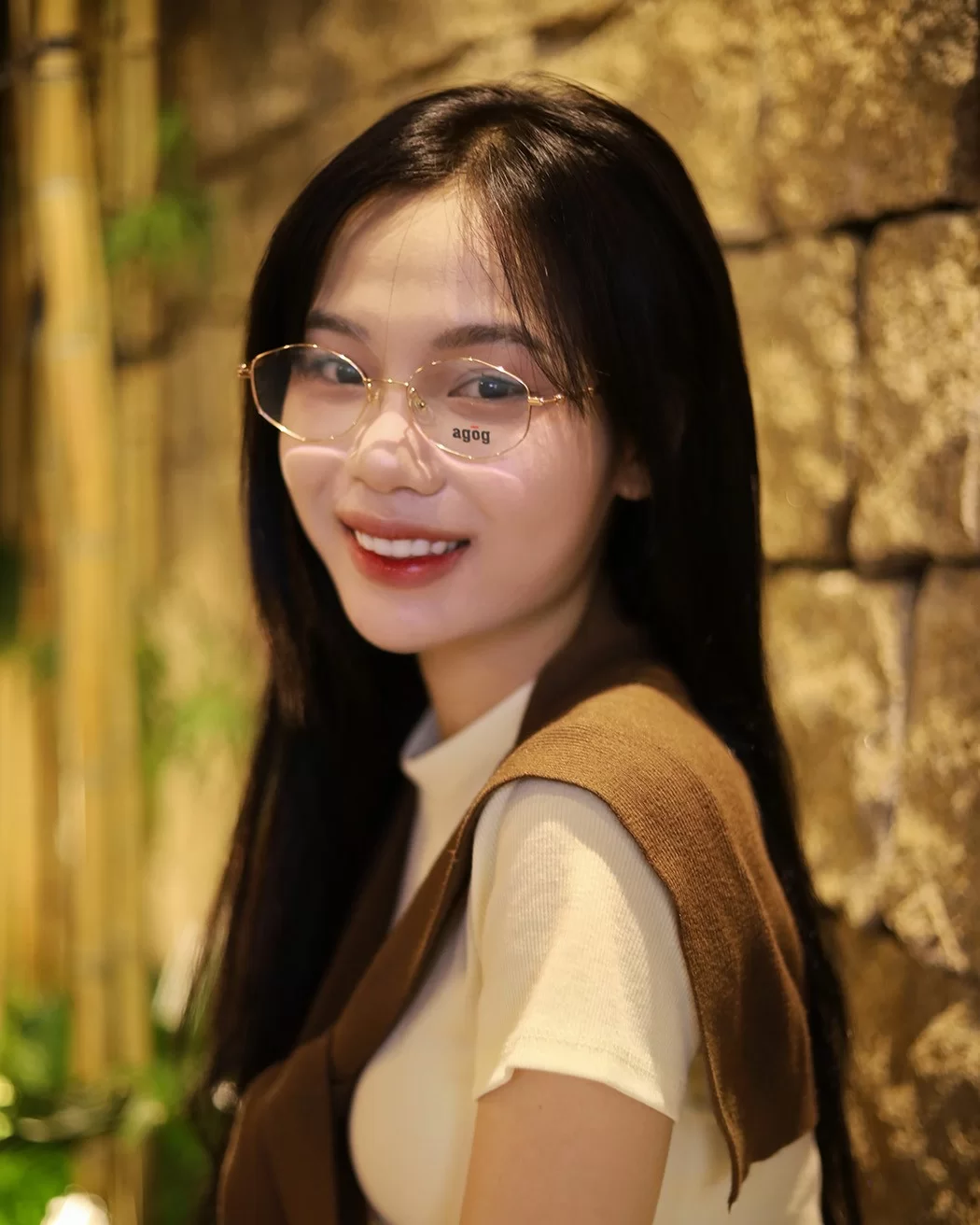 Dáng kính Oval phù hợp với nhiều dáng mặt khác nhau