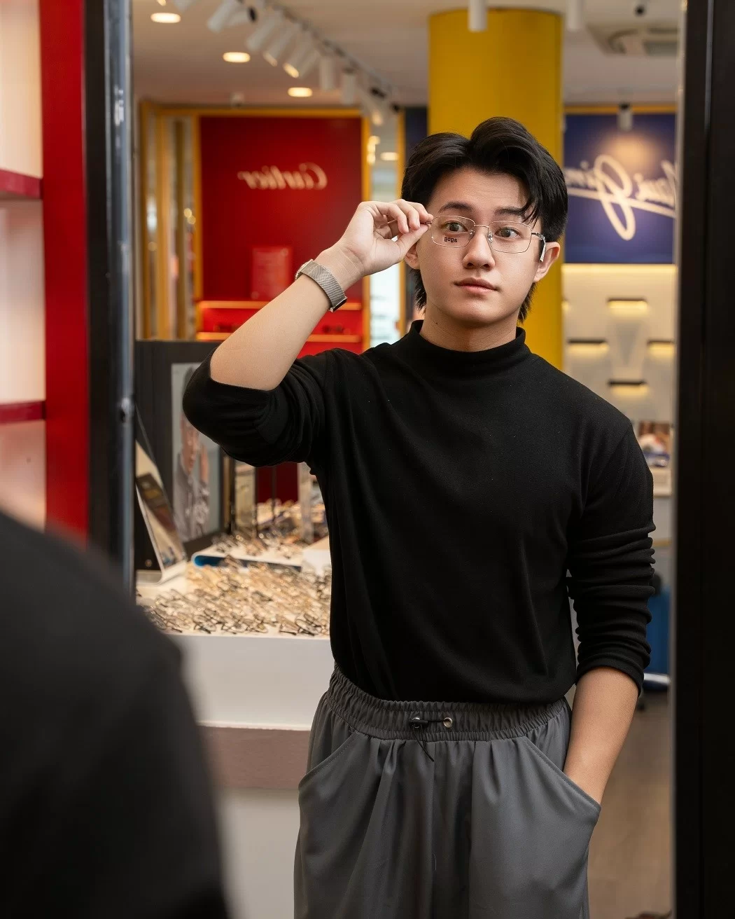 Bạn nên trực tiếp thử kính để đánh giá mức độ vừa vặn và phù hợp với phong cách