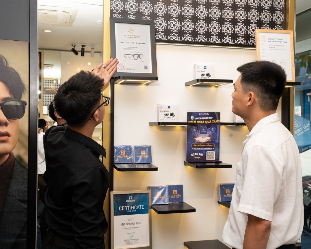 Kính Hải Triều trưng bày đẩy đủ giấy tờ uỷ quyền tại cửa hàng