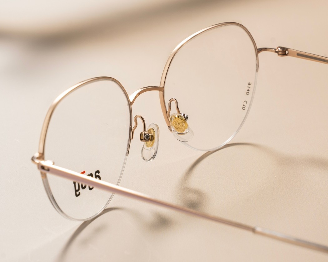 Gọng kính tròn hiện nay không hoàn toàn tròn nhưng thêm một vài vạt xéo giúp hợp với đa dạng gương mặt