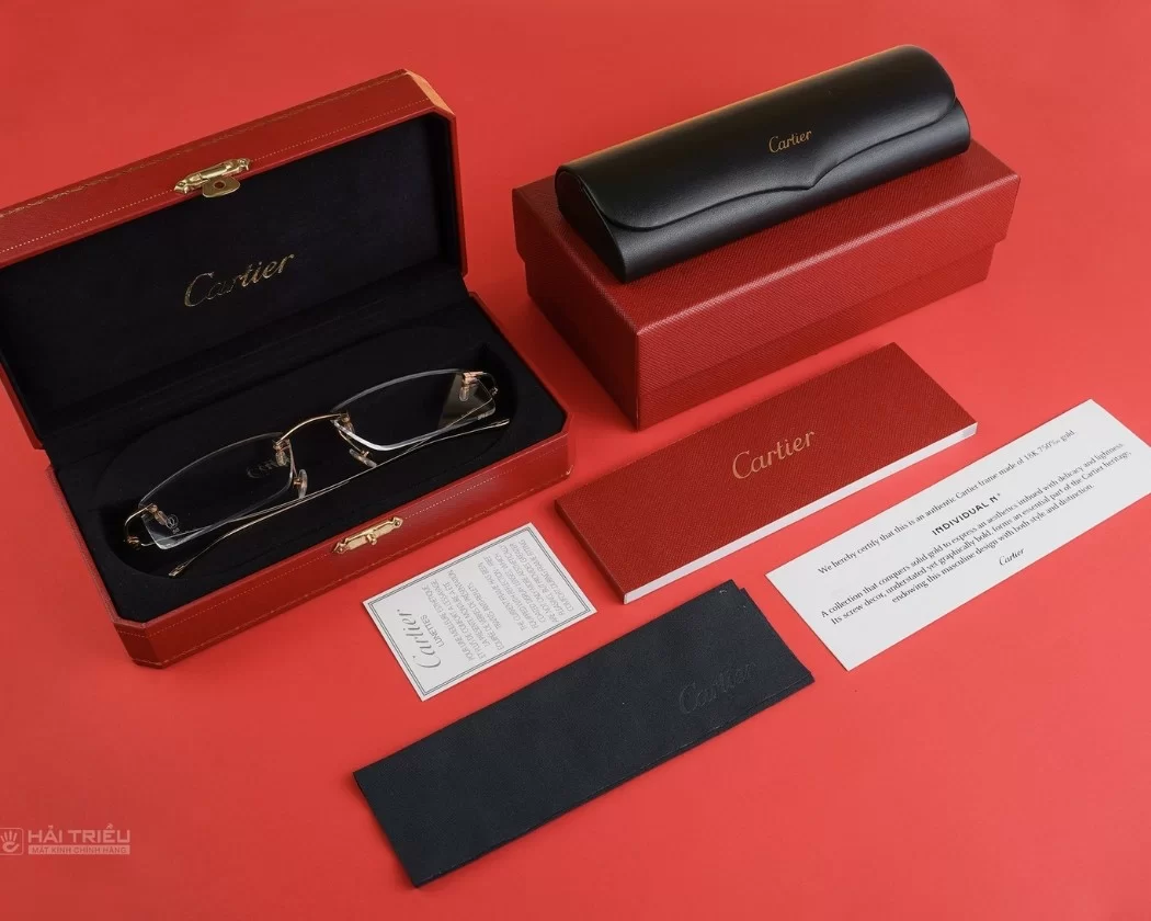 Không chỉ gọng, cả phụ kiện kèm theo của Cartier như hộp đựng, phiếu bảo hành cũng rất đặc biệt