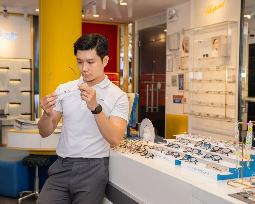 Khách hàng chọn kính không viền cao cấp tại Kính Hải Triều