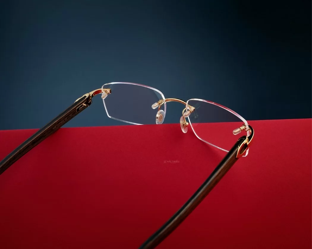 Kính không gọng cao cấp được yêu thích bởi nét đẹp sang trọng và quyền quý