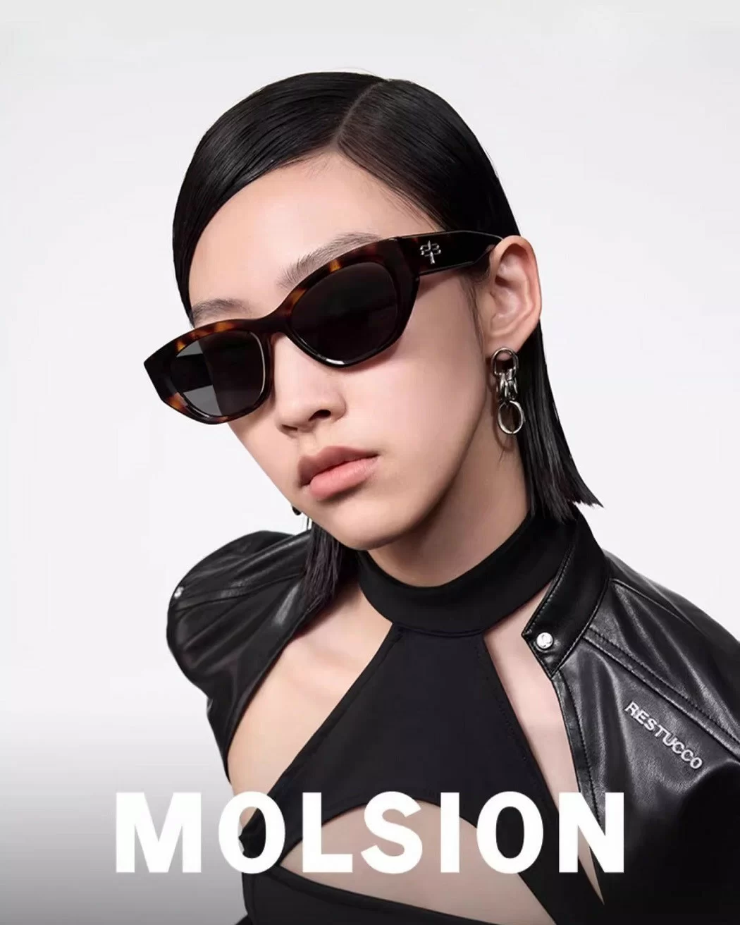 Kính Cat Eye (mắt mèo) của Molsion nhấn mạnh nét quyến rũ và kiêu kỳ của phái đẹp