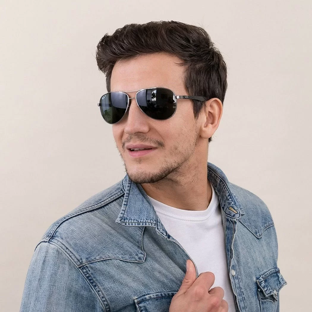 Kính RayBan Carbon kết hợp hoàn hảo giữa công nghệ vật liệu cùng thiết kế biểu tượng của RayBan