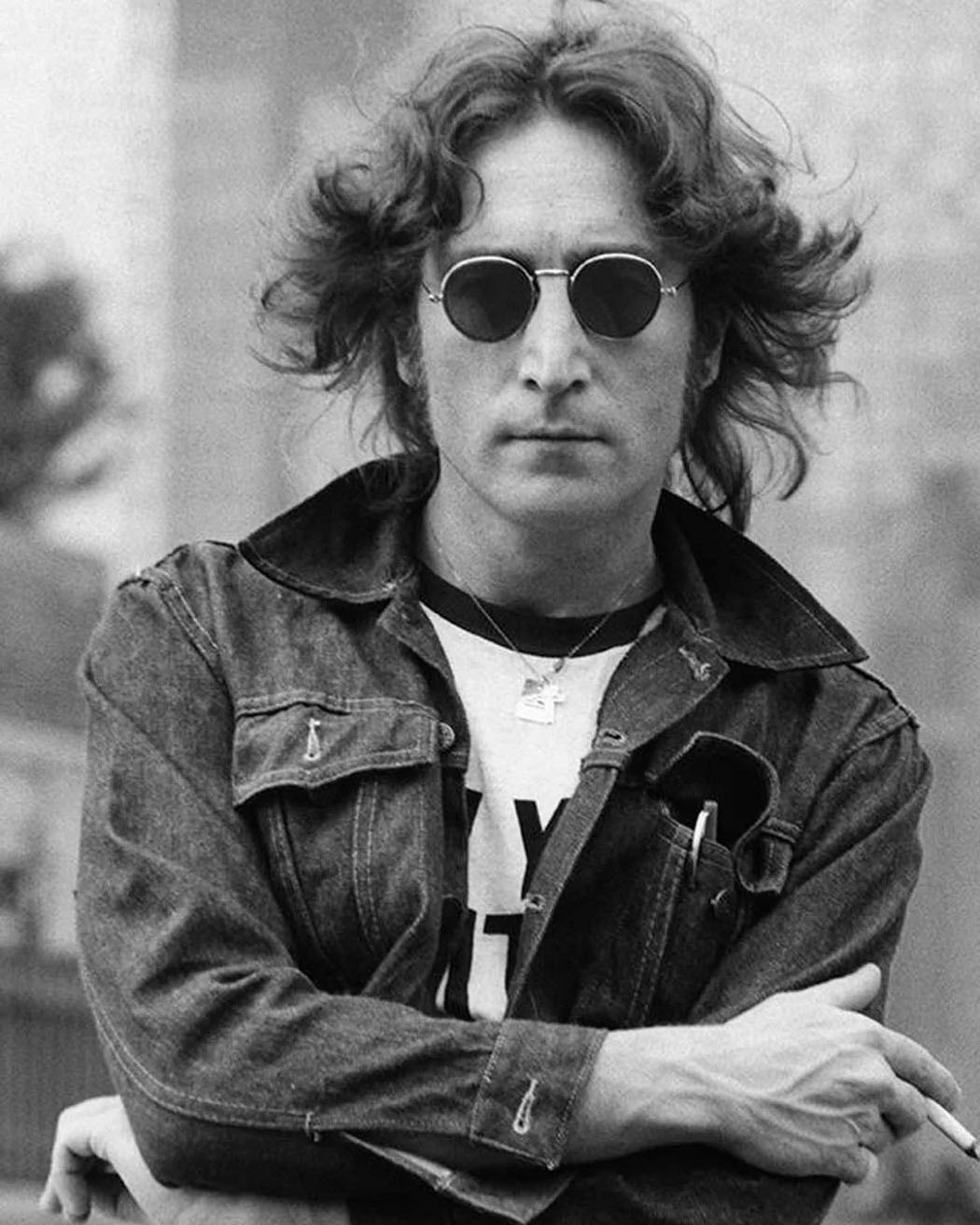 Hình tượng kính RayBan mắt tròn xuất hiện cùng ngôi sao John Lennon