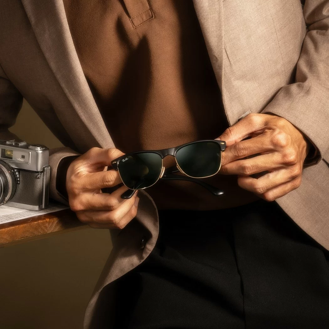 RayBan Clubmaster là mẫu kính gọng vuông được yêu thích bậc nhất.