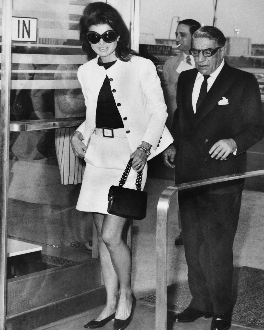 Đệ nhất phu nhân Jacqueline Kennedy xuất hiện cùng mẫu mắt kính RayBan nữ có phần gọng to bản