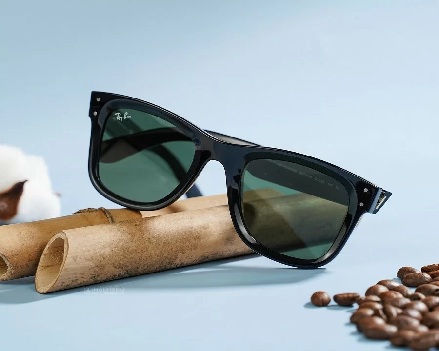 Kính Wayfarer là gì? Đằng sau bộ sưu tập biểu tượng của RayBan (2) Đặc điểm nổi bật nhất của kính Wayfarer chính là phần gọng kính hình thang to bản