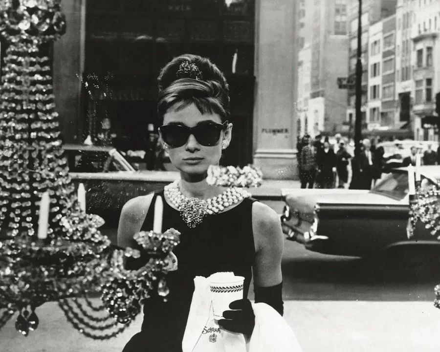 Kính Wayfarer là gì? Đằng sau bộ sưu tập biểu tượng của RayBan (5) Audrey Hepburn từng đeo một mẫu kính gọng to bản, nhưng đó không phải là kính Wayfarer