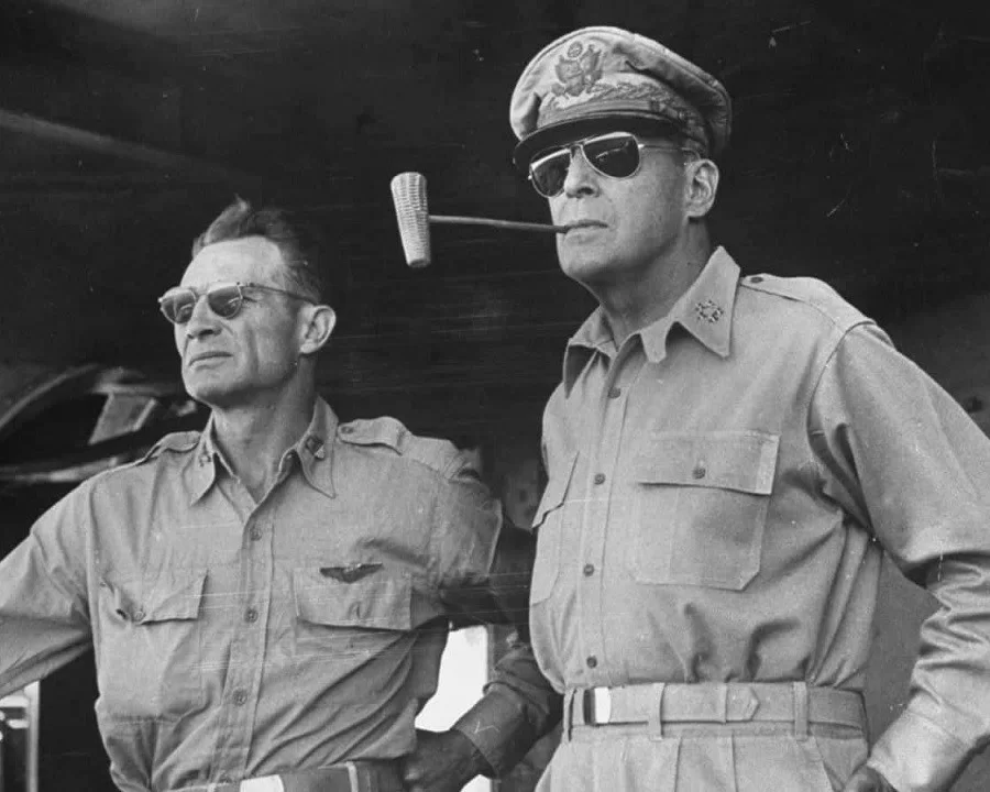 Kính Aviator là gì? Giải mã lịch sử của dòng kính biểu tượng (3) Hình ảnh tướng MacArthur xuất hiện cùng mẫu kính Aviator của RayBan