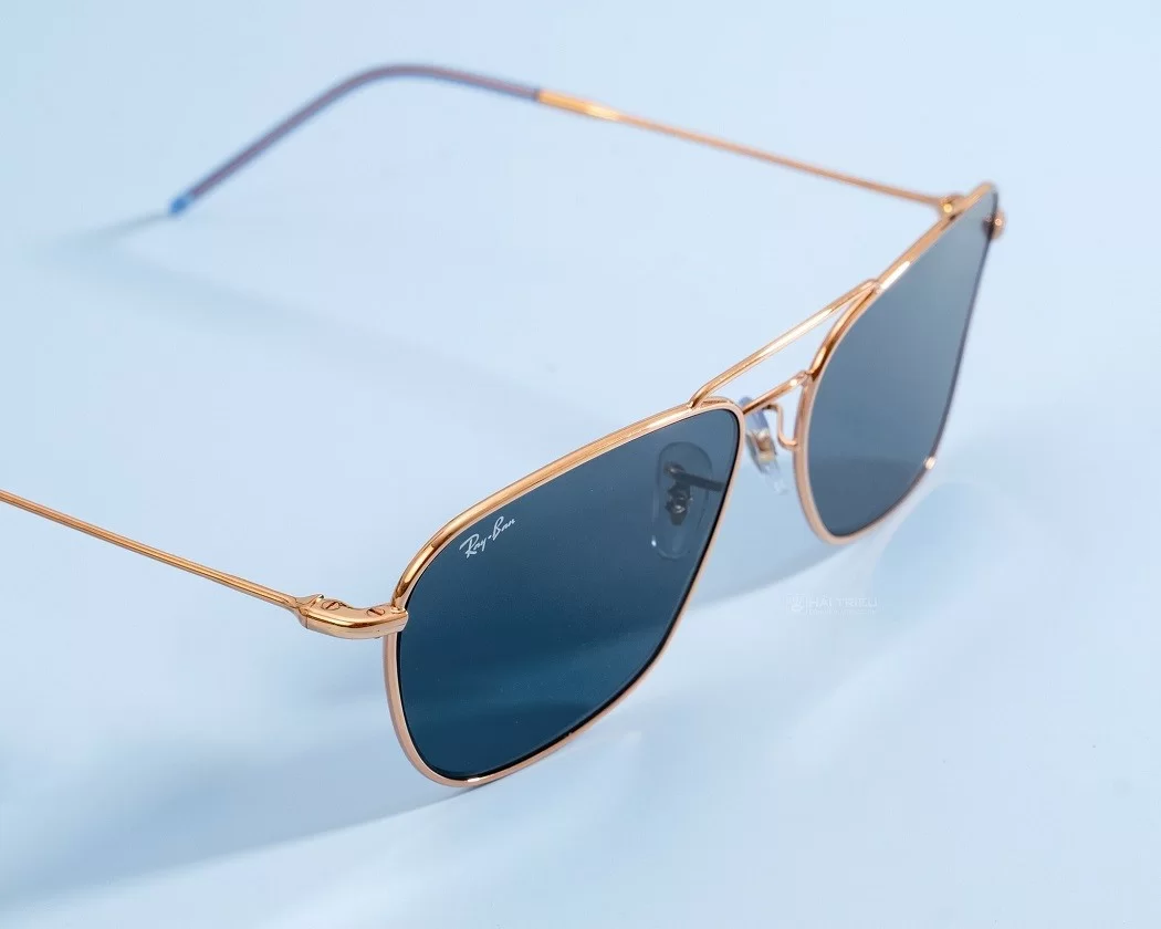 Cầu kính đôi cùng gọng kim loại đặc trưng trên kính Caravan