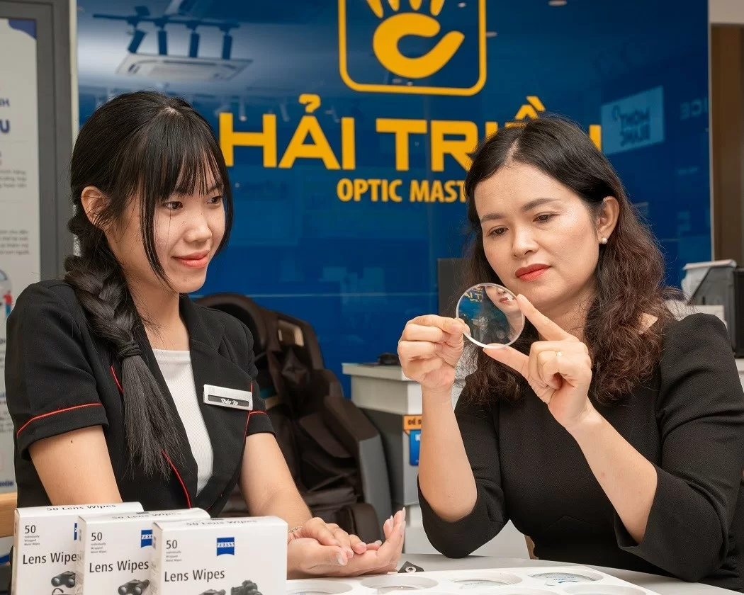 Khách hàng sẽ cùng kiểm tra chất lượng tròng với nhân viên