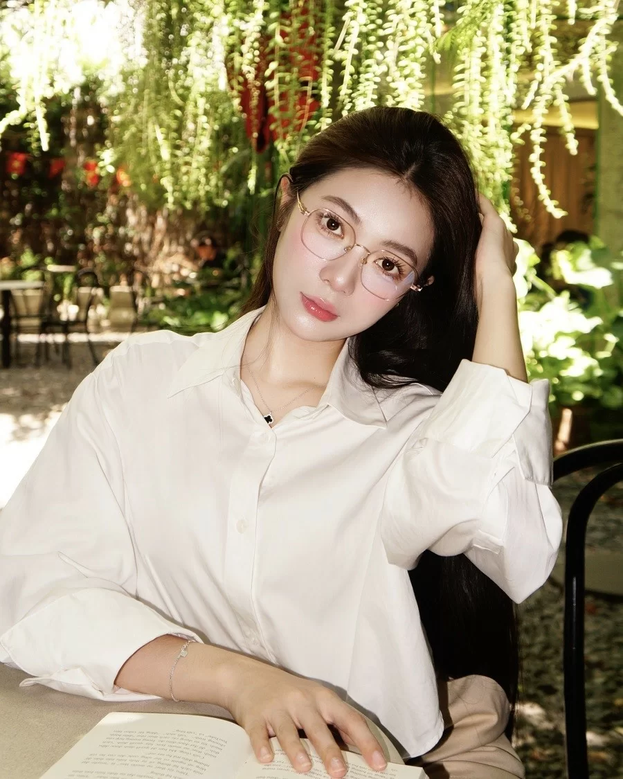 Cách chọn gọng kính phù hợp với khuôn mặt chuẩn nhất 2025 (4) Mặt trái xoan sở hữu sự cân đối, vì vậy bạn đừng ngần ngại thử nghiệm nhiều kiểu dáng khác nhau