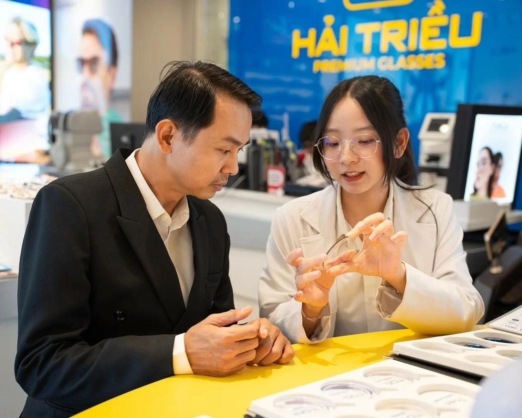 Sự đồng hành của đội ngũ chuyên gia sẽ giúp bạn tìm ra mẫu tròng Essilor phù hợp nhất