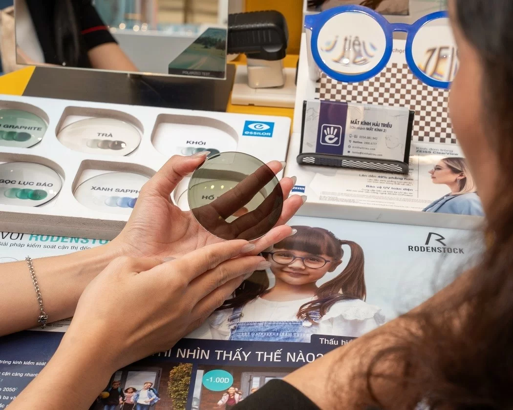 Mức giá tròng kính Essilor tại Hải Triều được niêm yết công khai trên website và cửa hàng