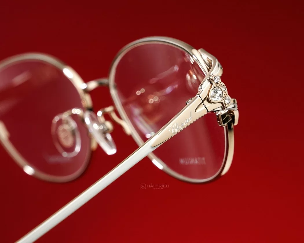 Cần cẩn thận trong quá trình vệ sinh kính để đảm bảo tuổi thọ của lớp mạ vàng