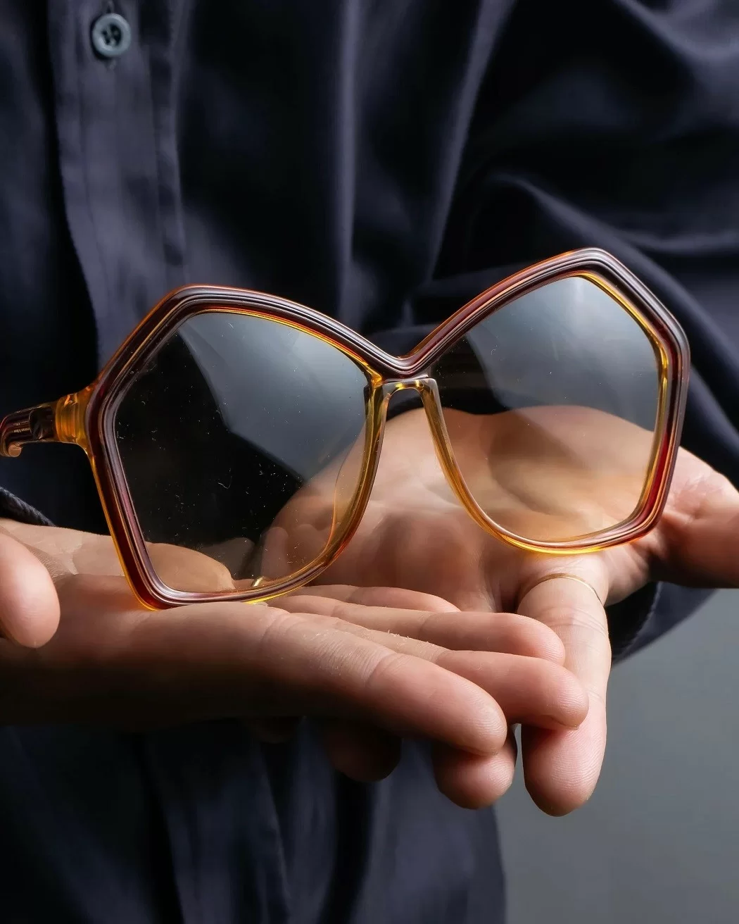 Gọng kính Optyl có khả năng khôi phục về hình dạng gốc dưới tác động của nhiệt độ